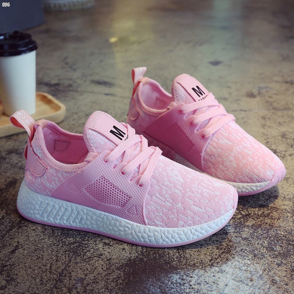 รองเท้าผ้าใบแฟชั่นแต่งลาย (สีดำ)