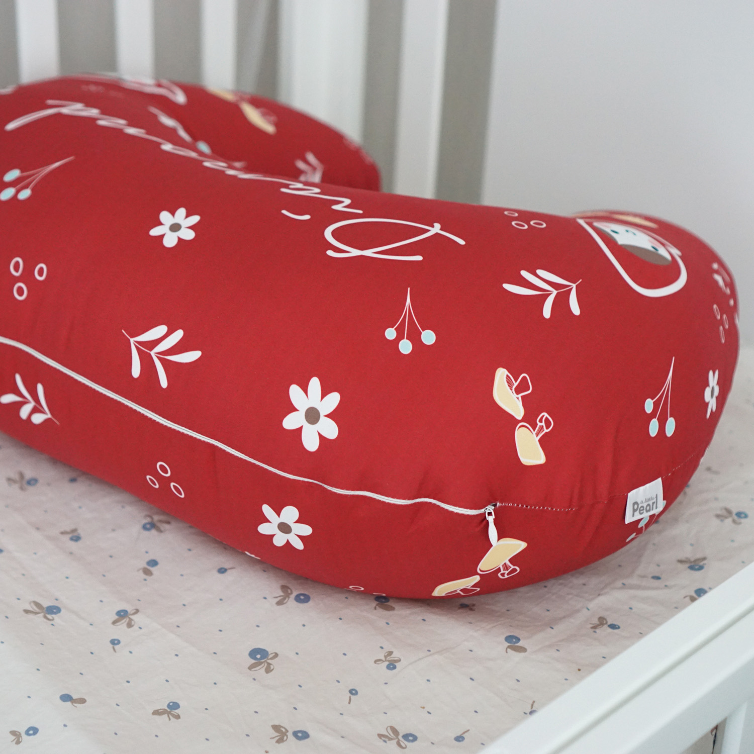 ชุดของขวัญเด็กแรกเกิด NP2 ผ้าคลุมให้นม + หมอนรองให้นม ลาย Little Red Riding Hood - Red