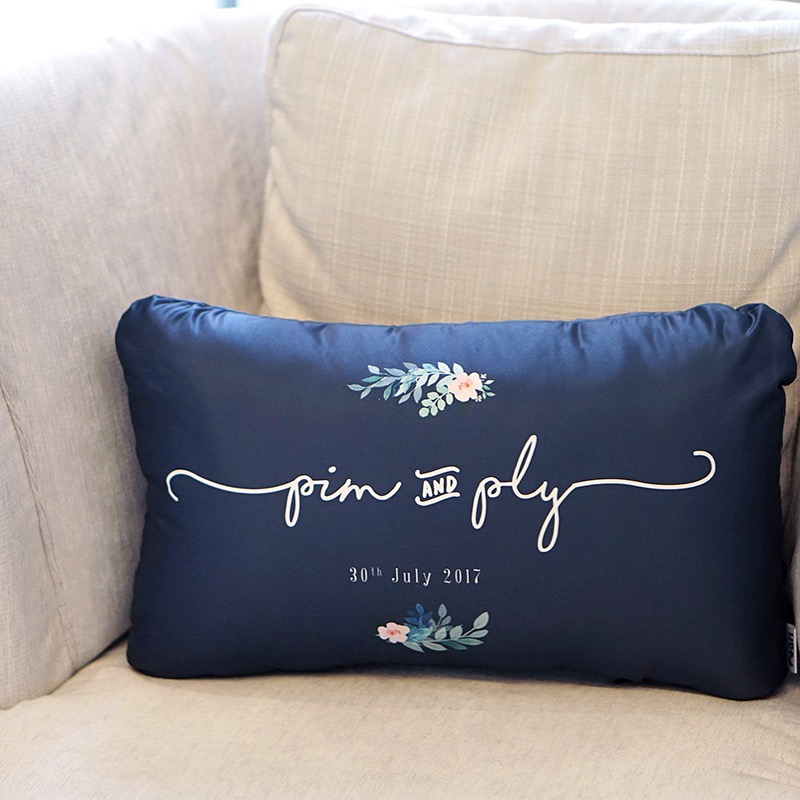 หมอนอิงทรงสี่เหลี่ยมยาว Navy Flower - White