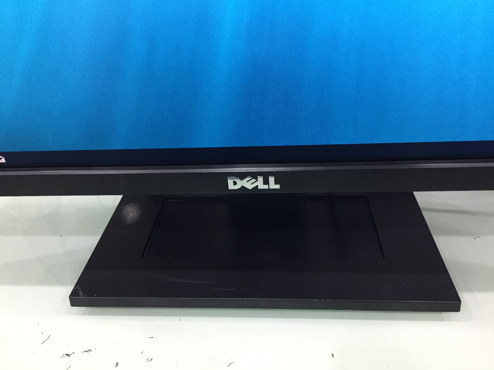 21.5" Full HD DELL E2211Hb