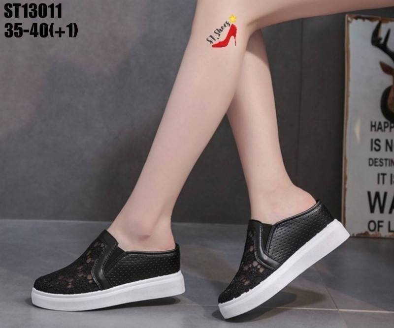 รองเท้าผ้าใบเปิดส้นแต่งลายลูกไม้ (สีดำ)