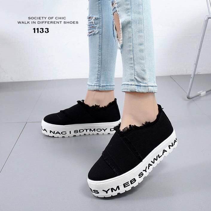 รองเท้าผ้าใบทรงslip onแต่งชาย (สีขาว)