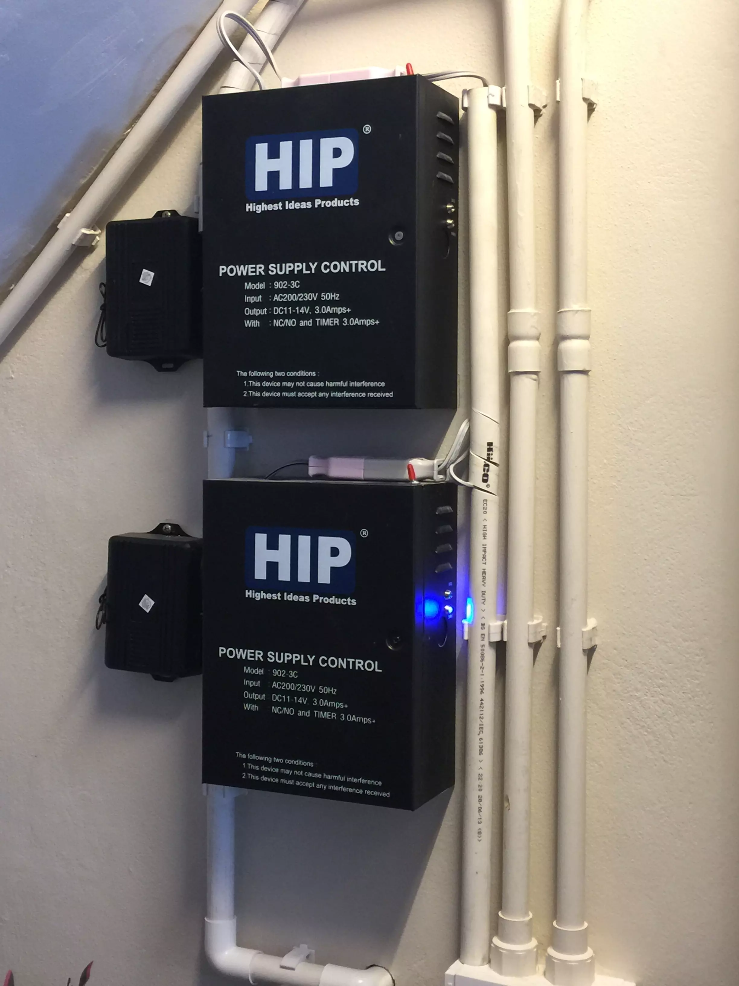 ขายถูก HIP ตู้ Power Supply 902-3C ,12V 3A (มีช่องใส่ Batt 12V3AH ต้องซื้อเเบตเพิ่ม) สำหรับ Access Control