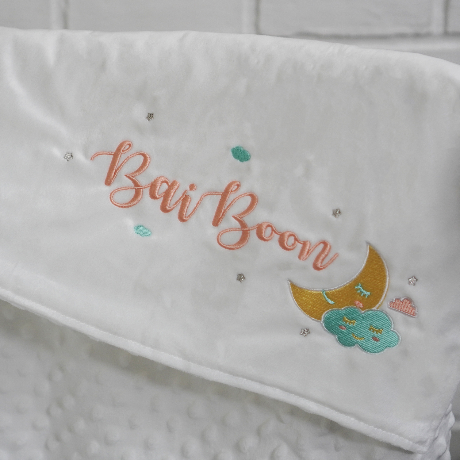 ผ้าห่ม Minky - สีขาว 75x100cm แบบปักชื่อ+การ์ตูน - Moon2