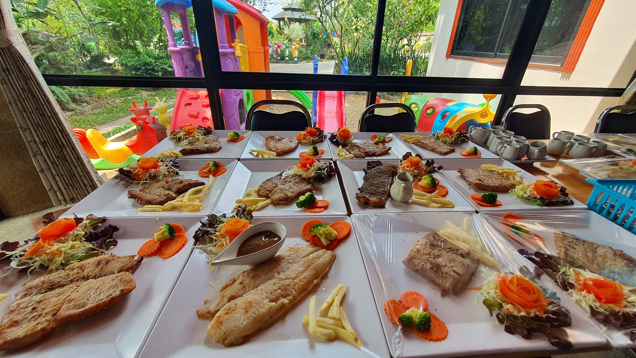 ขายรีสอร์ทพร้อมสวนอาหาร ใน จ.ลำพูน บรรยากาศท่ามกลางธรรมชาติ วิวเขาและทุ่งนา