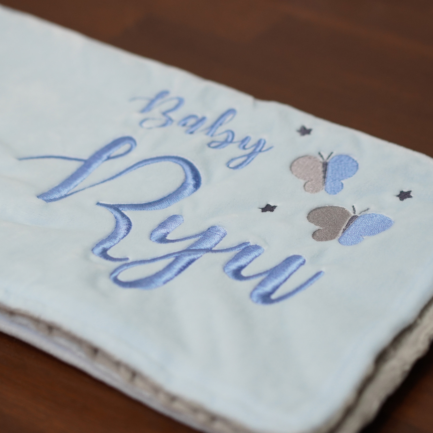 ผ้าห่ม Minky - สีฟ้า + เทา 75x100cm แบบปักชื่อ+icon - Butterfly