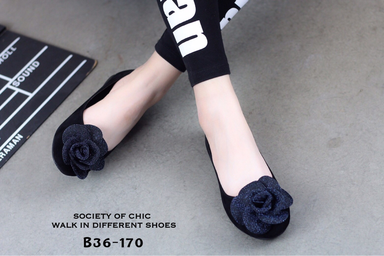 รองเท้าคัทชูส้นแบนแต่งดอกไม้วิ๊ง (สีทอง)