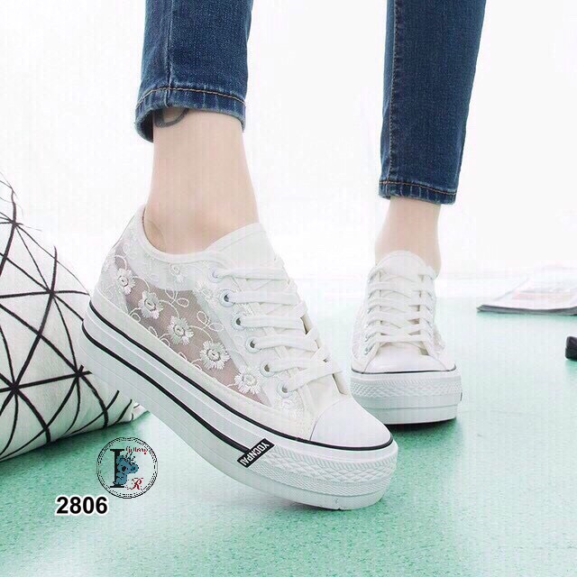 รองเท้าผ้าใบแต่งลูกไม้ลายดอก