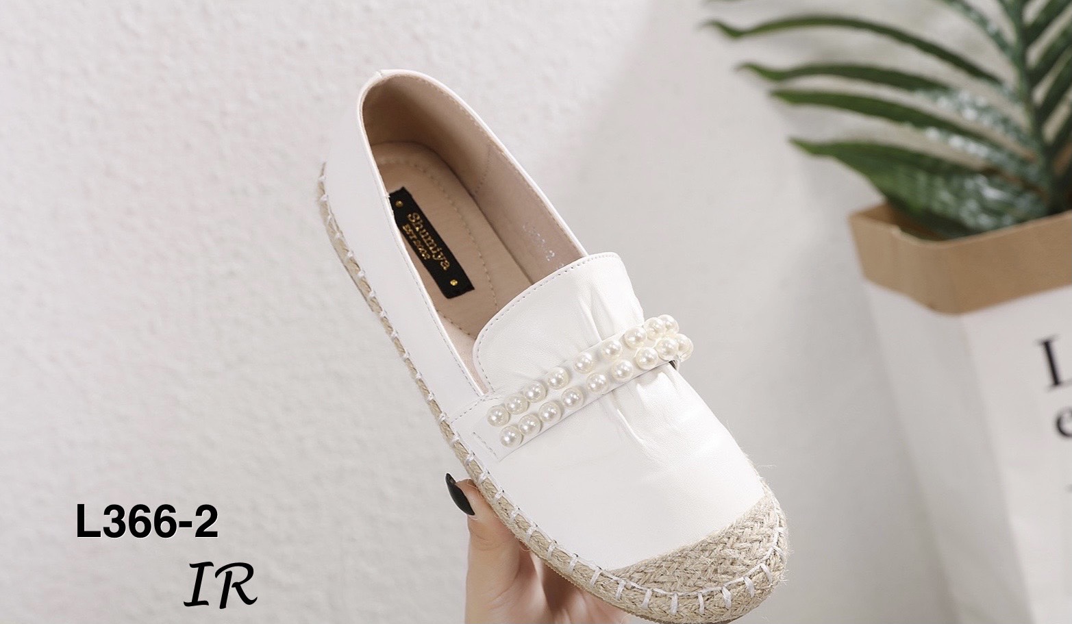 รองเท้าคัทชูแบบสวมแต่งมุก