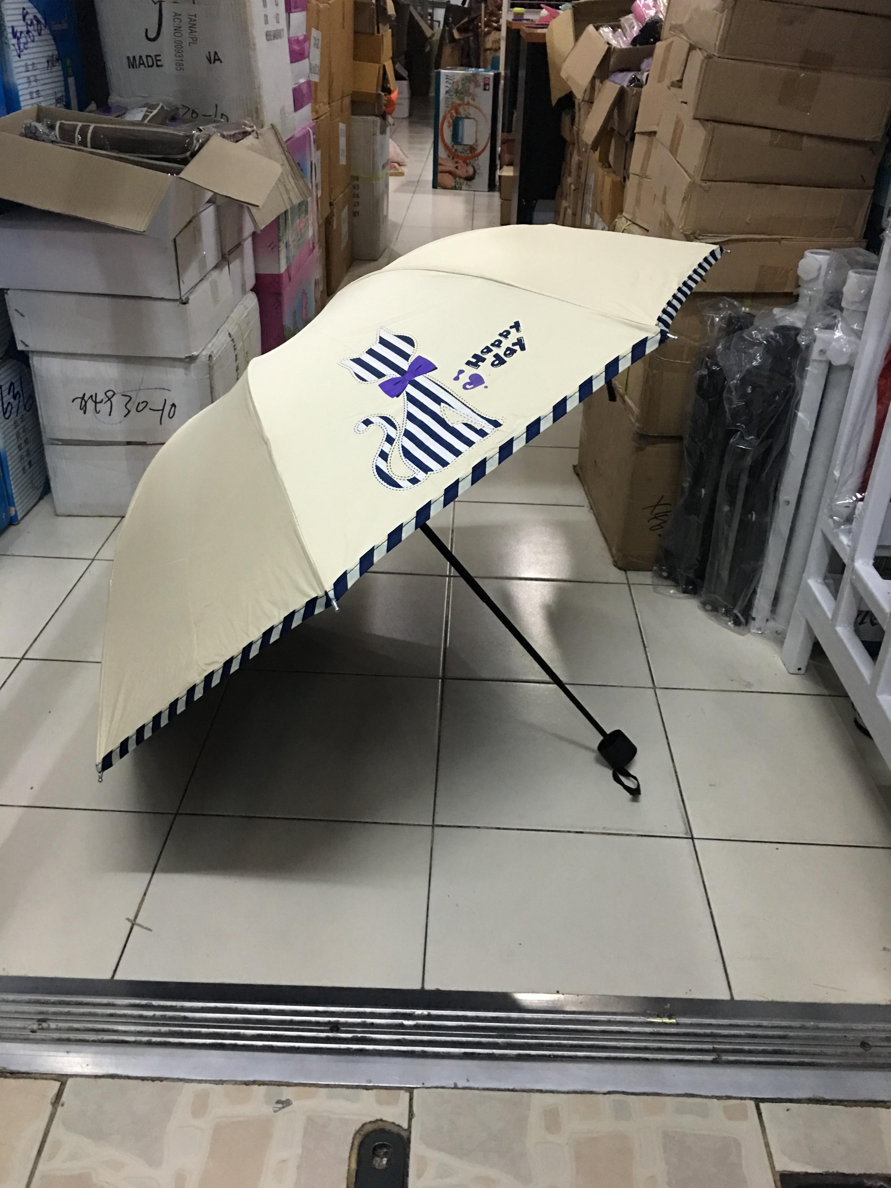 ร่มโค้งชายตรงลายแมวยูวีดำ