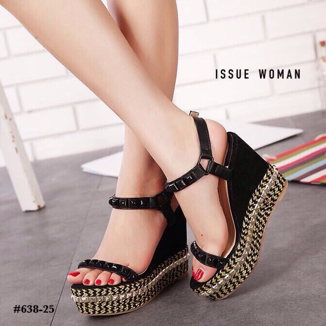 พร้อมส่ง : รองเท้า Christian Louboutin (สีดำ)