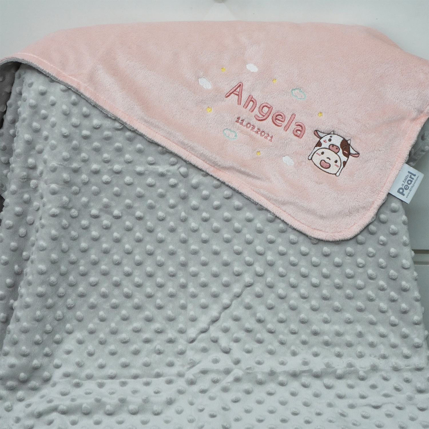 ผ้าห่ม Minky - สี Rose Quartz&Grey 75x100cm แบบปักชื่อ+การ์ตูน - Baby Cow