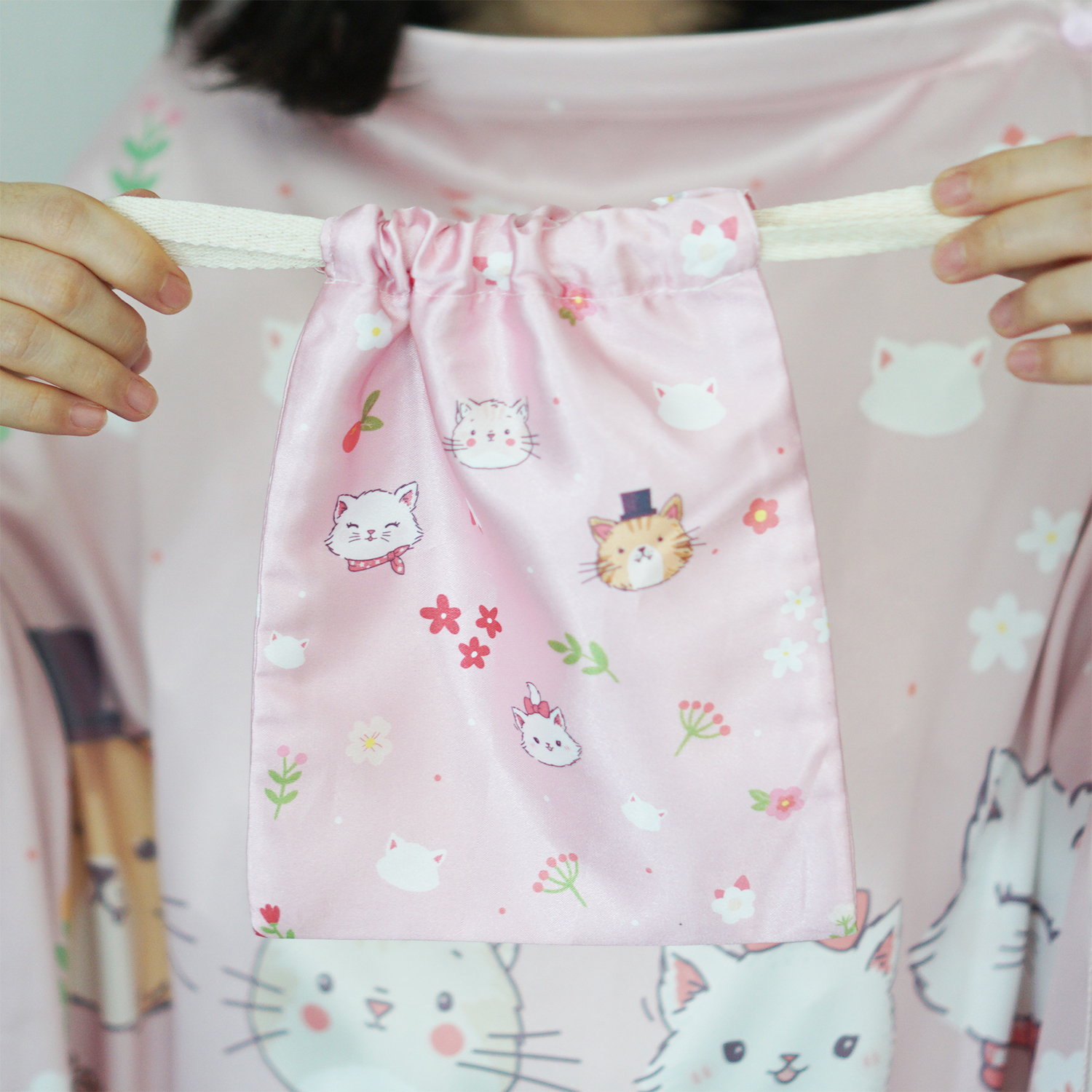 ผ้าคลุมให้นม 3in1 (รุ่นมีกระดุม ถอดโครงได้) แบบสั่งทำใส่ชื่อ ลาย Marrie - Pink