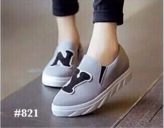 พร้อมส่ง : รองเท้าผ้าใบสไตล์ NY (สีเทา)