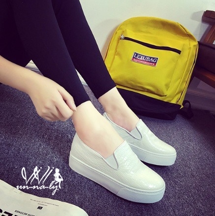 รองเท้าผ้าใบลายหนังจระเข้ (สีขาว)