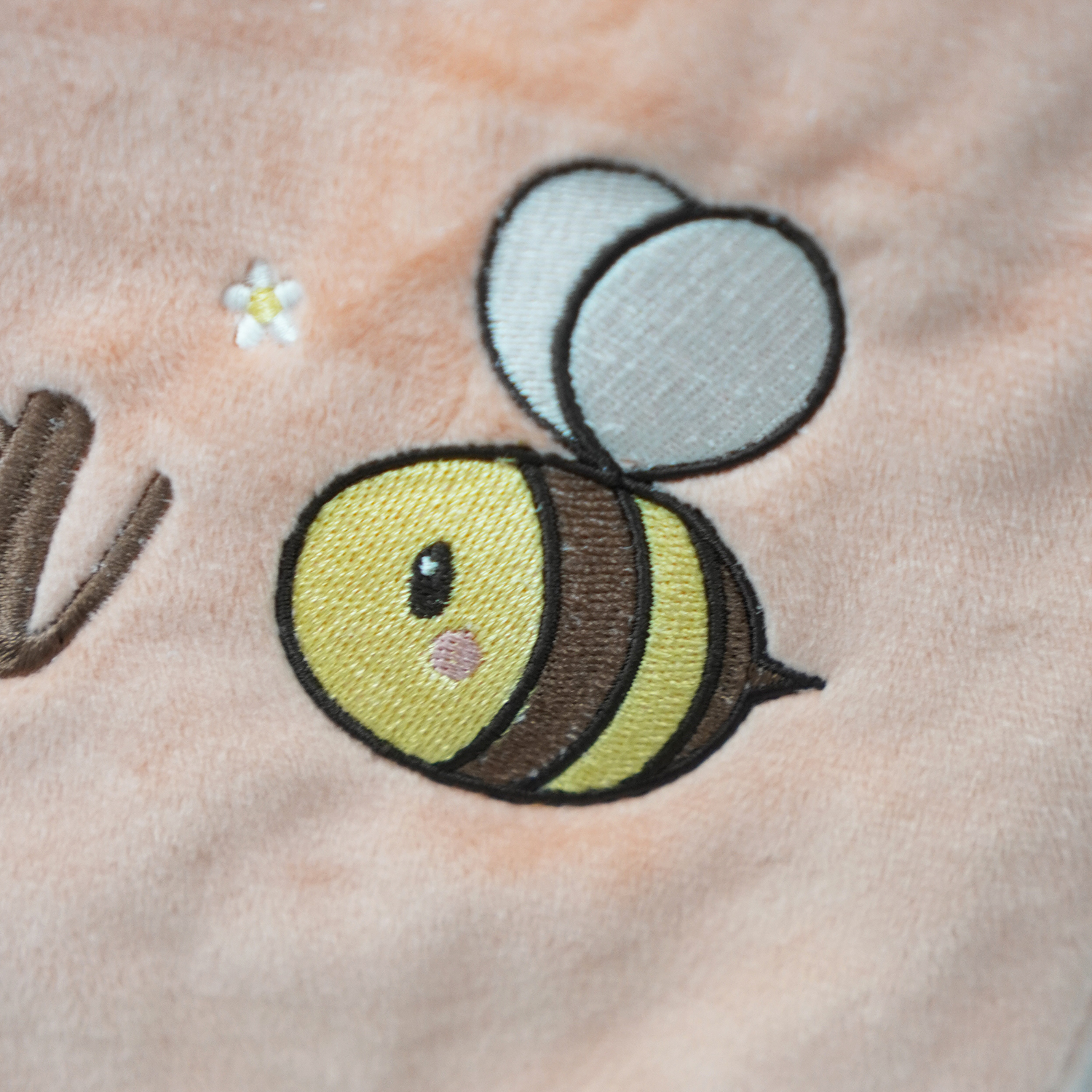 ผ้าห่ม Minky - สีพีช 75x100cm แบบปักชื่อ+การ์ตูน - Bee