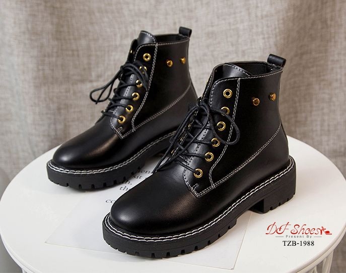 รองเท้าบูทหุ้มข้อแต่งหมุด