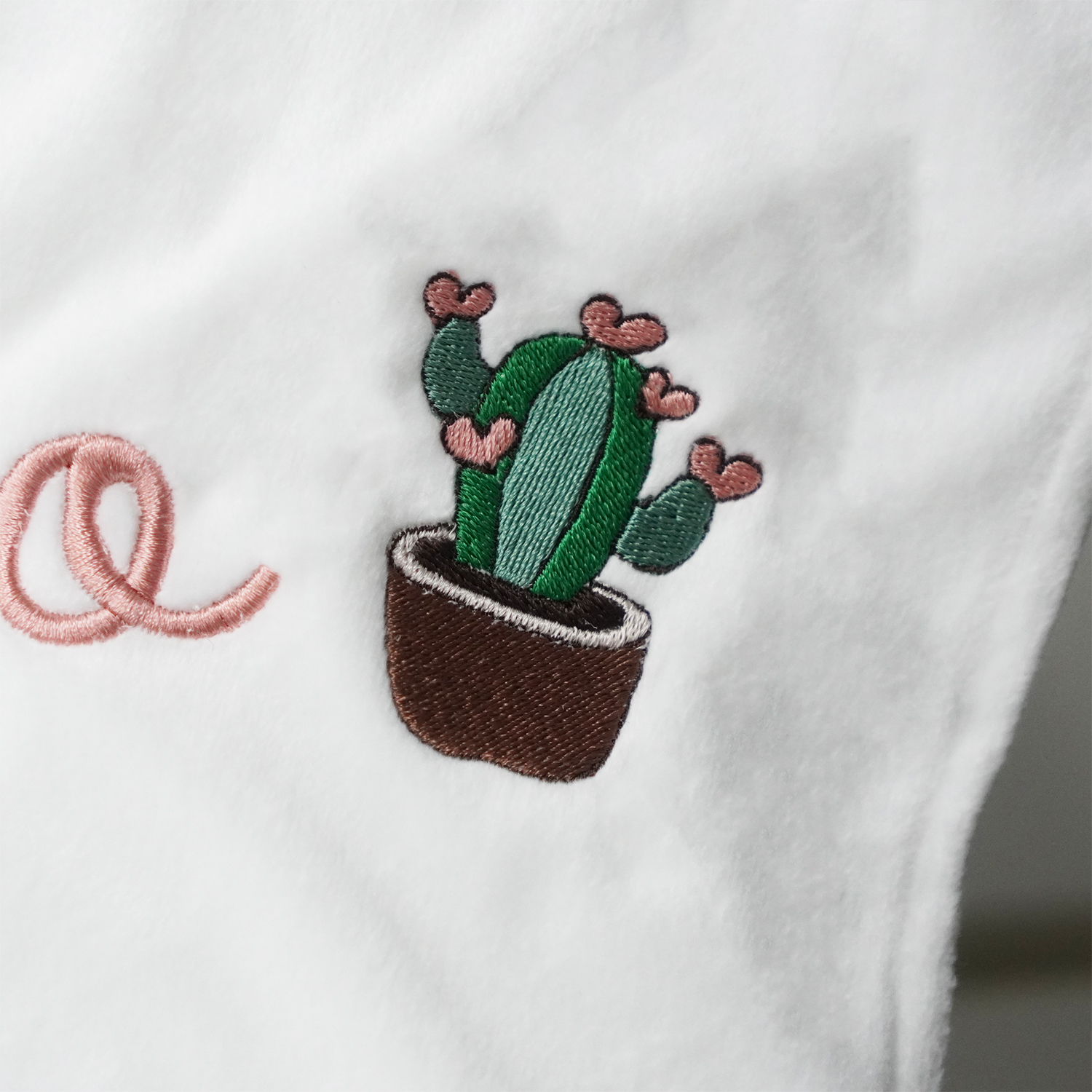 ผ้าห่ม Minky - สีขาว 75x100cm แบบปักชื่อ+การ์ตูน - Cactus