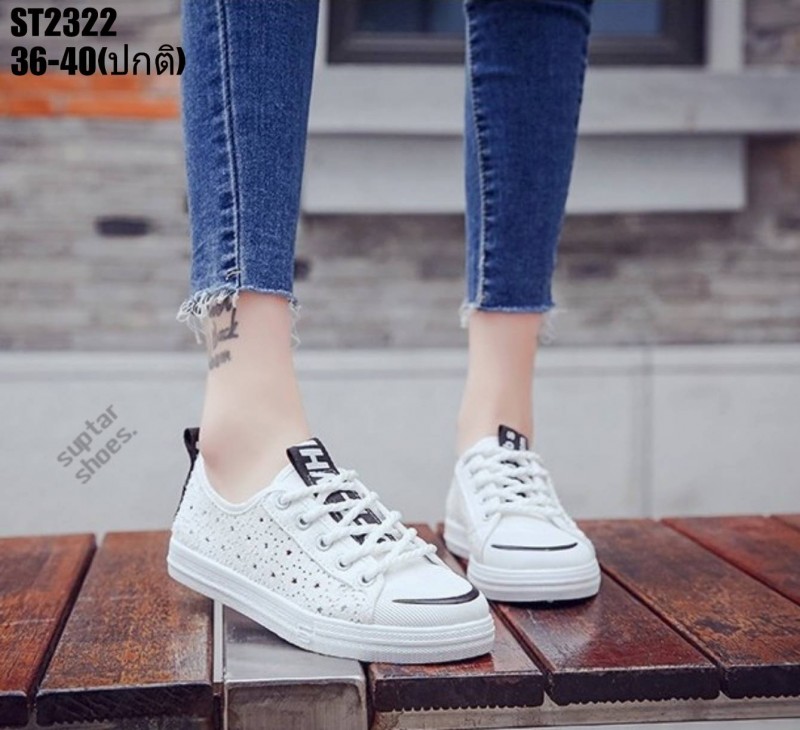 รองเท้าผ้าใบฉลุลายดาว (สีดำ-ขาว)