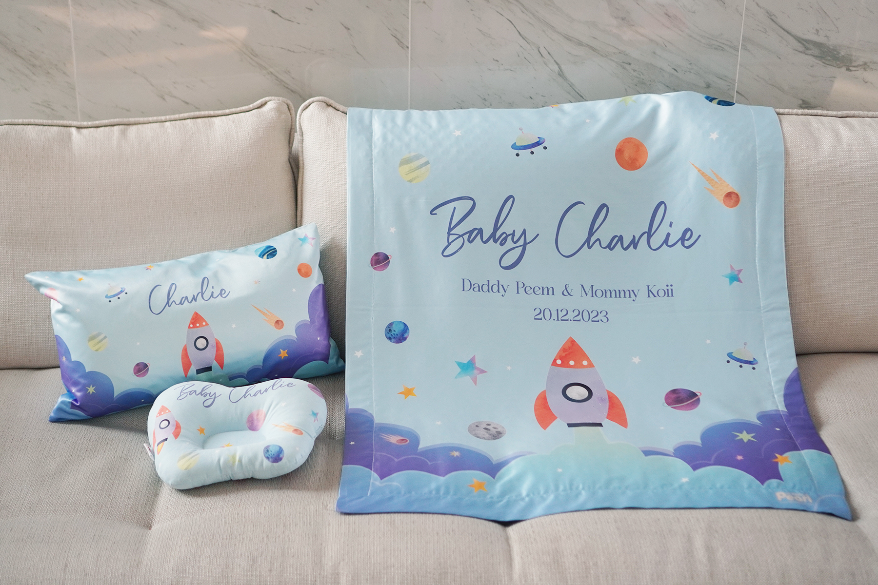 ชุดของขวัญเด็ก เซทโปรฝันดี หมอนหลุม + หมอนเด็ก + ผ้าห่มขนาด 75x100cm ลาย Rocket - Blue