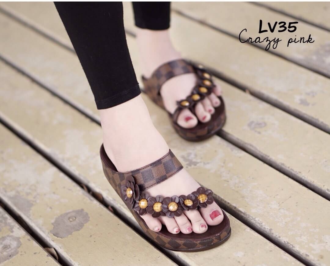 รองเท้า Fitflop สไตล์ LV (สีน้ำตาล)