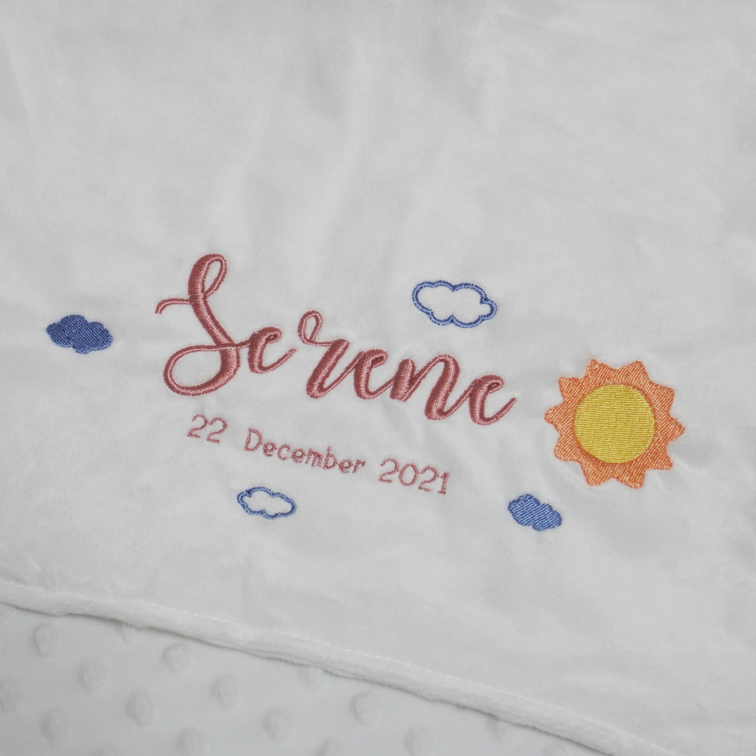 ผ้าห่ม Minky - สีขาว 75x100cm แบบปักชื่อ+icon - Sun