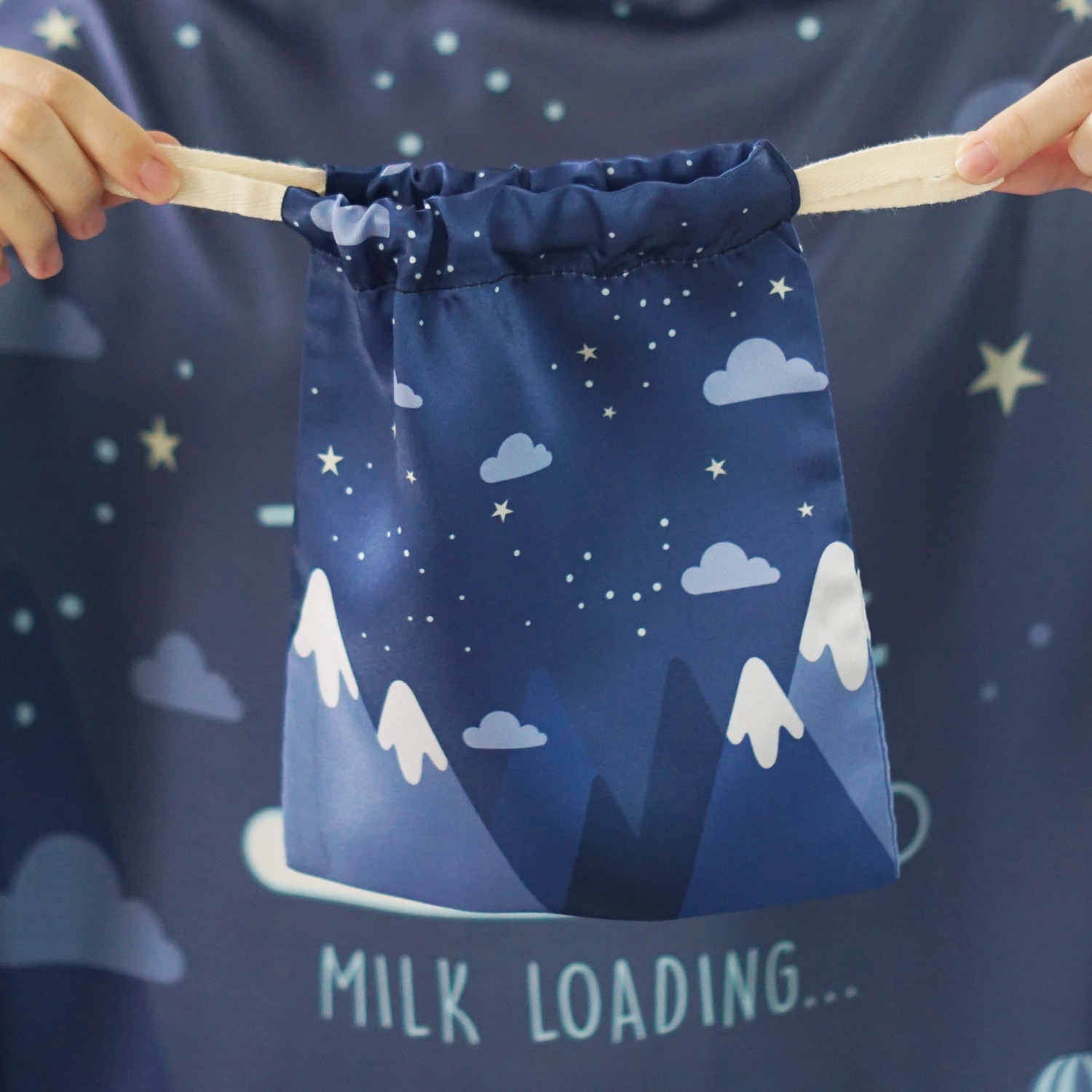 ผ้าคลุมให้นม 3in1 (รุ่นมีกระดุม ถอดโครงได้) แบบสั่งทำใส่ชื่อ ลาย Mountain - Navy