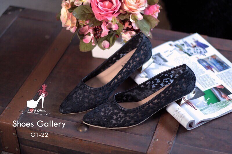 พร้อมส่ง : รองเท้าคัทชูลูกไม้ส้นทอง (สีดำ)