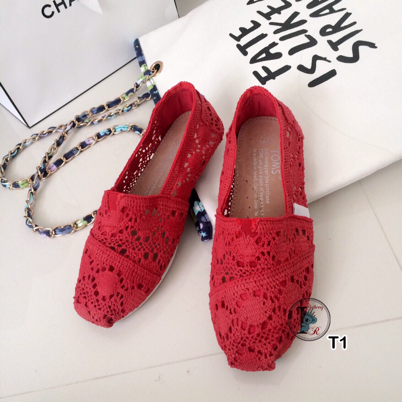 รองเท้าลูกไม้ TOMS (สีแดง)