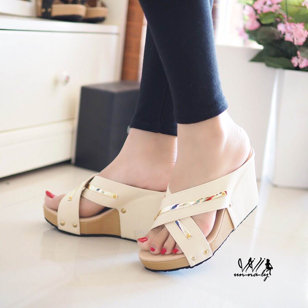 รองเท้าส้นเตารีดหน้าไข้วแต่งทอง (สีครีม)