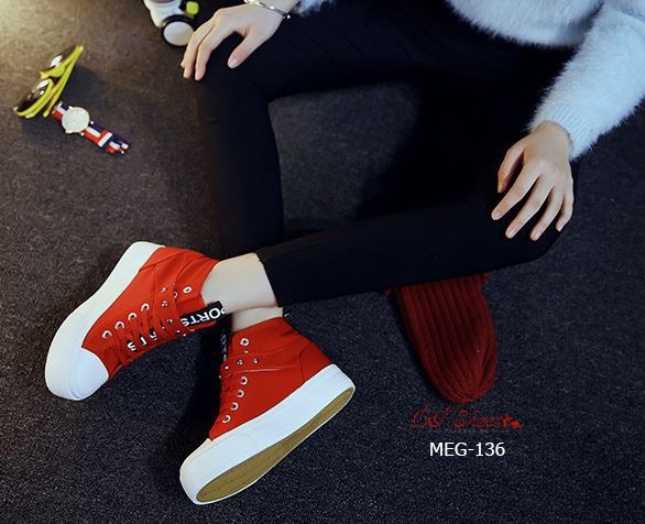 รองเท้าผ้าใบหุ้มข้อแต่งหมุด (สีแดง)