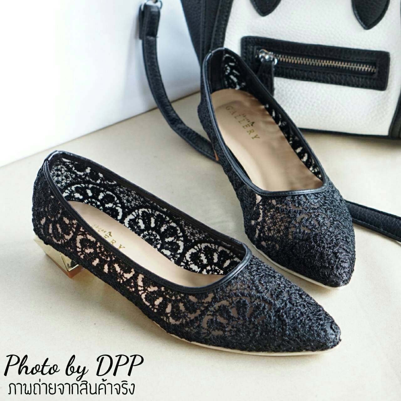 พร้อมส่ง : คัทชูลูกไม้ทรงหัวแหลม (สีดำ)