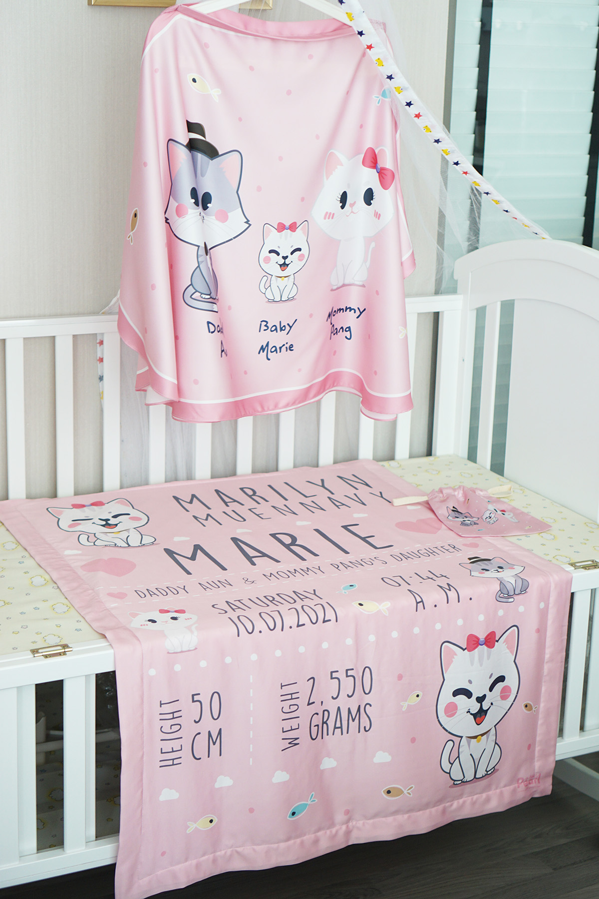 ชุดของขวัญเด็กแรกเกิด ผ้าคลุมให้นม + ผ้าห่มขนาด 75x100cm ลาย Kitten's Family - Pink