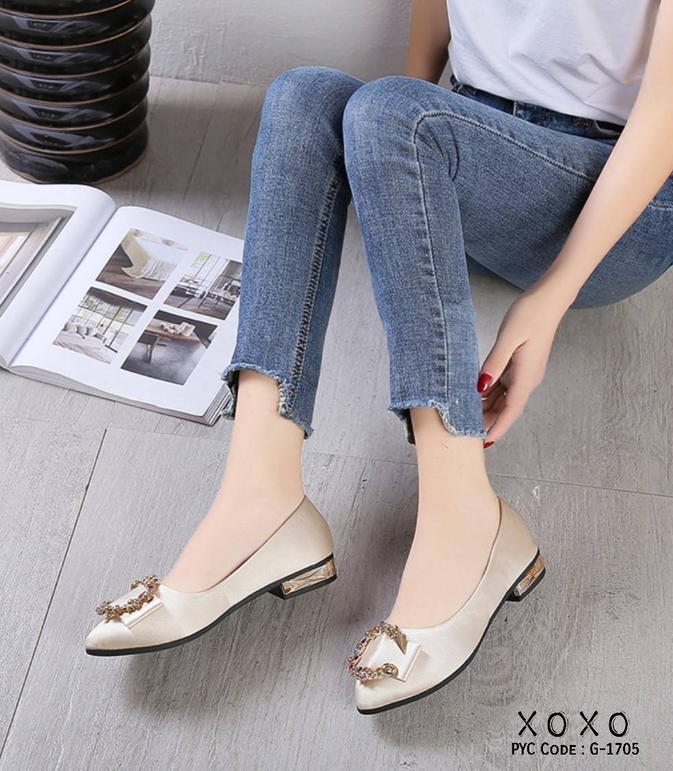 รองเท้าคัทชูส้นเตี้ยแต่งอะไหล่เพชร (สีแดง)