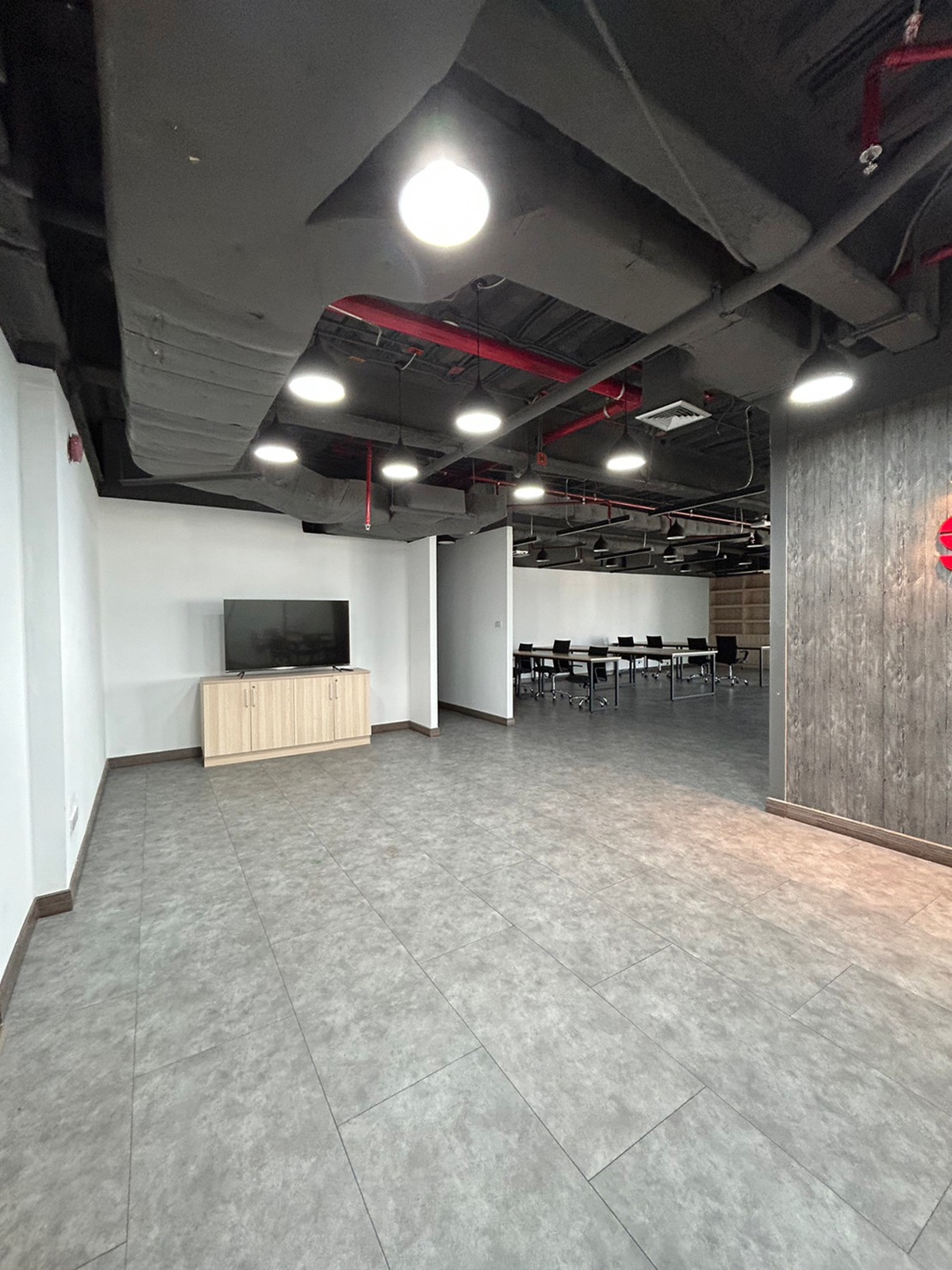 Empire Tower sathorn bangkok สำนักงานให้เช่าย่านสาทร ใกล้สถานีรถไฟฟ้า BTS ช่องนนทรี เพียง 300 เมตร