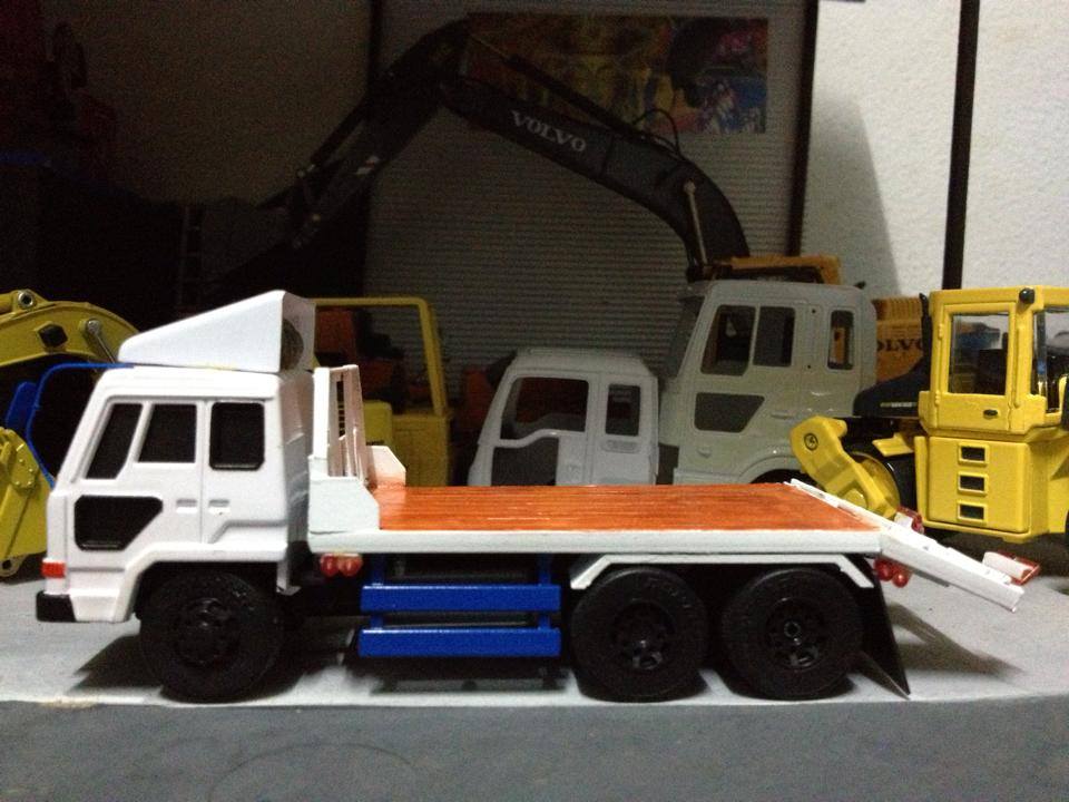 โมเดลรถบรรทุกเทรนเลอร์ย้ายรถขุด 1/48