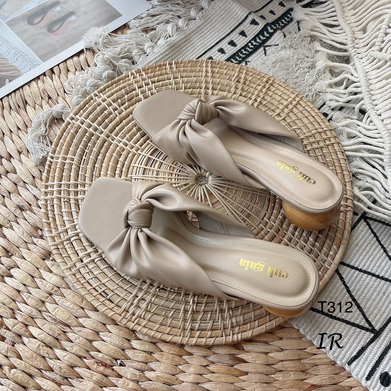 รองเท้าแตะทรงสวมสไตล์ cult gaia shoes