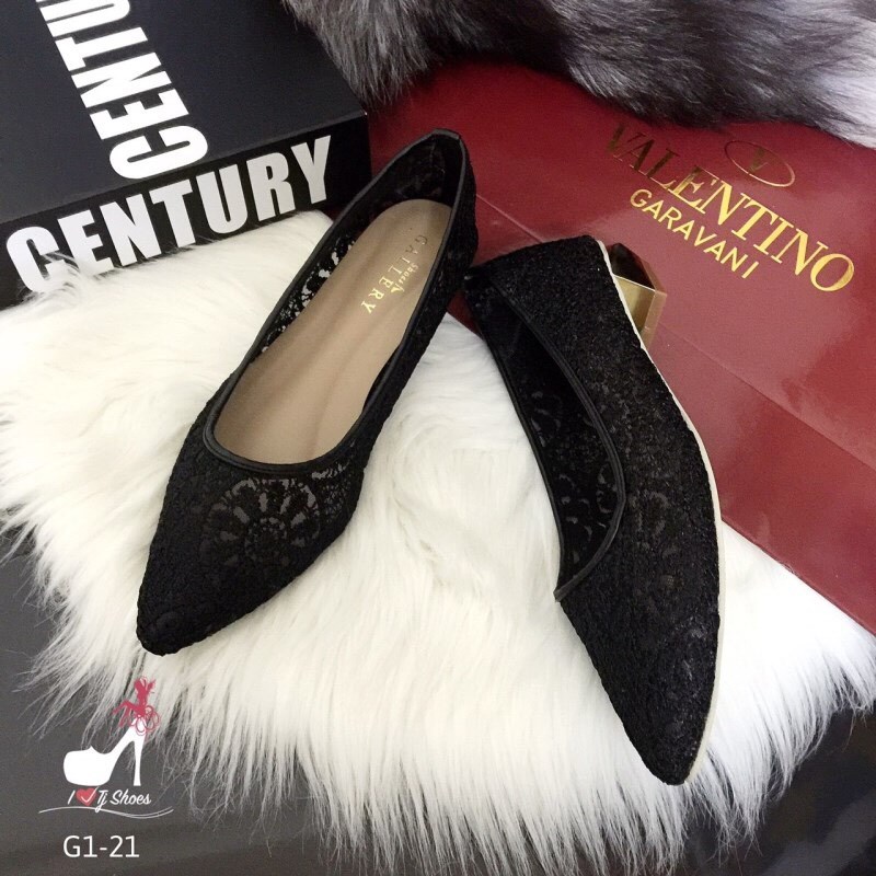 พร้อมส่ง : คัทชูลูกไม้ทรงหัวแหลม (สีดำ)