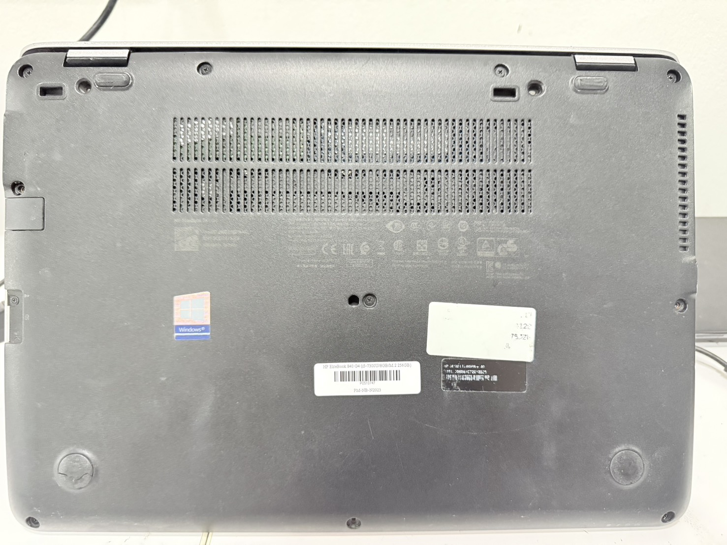 โน๊ตบุ๊ค HP EliteBook 840 G4 (i5-7300U/8GB/M.2 256GB) ไม่มี Adapter แบตเสื่อม จอ Bright ยางรองเครื่องเสื่อม ขอบแตกบิ่น