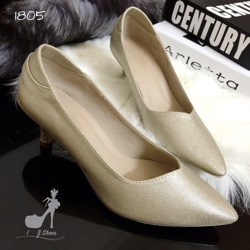 พร้อมส่ง : รองเท้าคัชชูหัวแหลม (สีดำ)