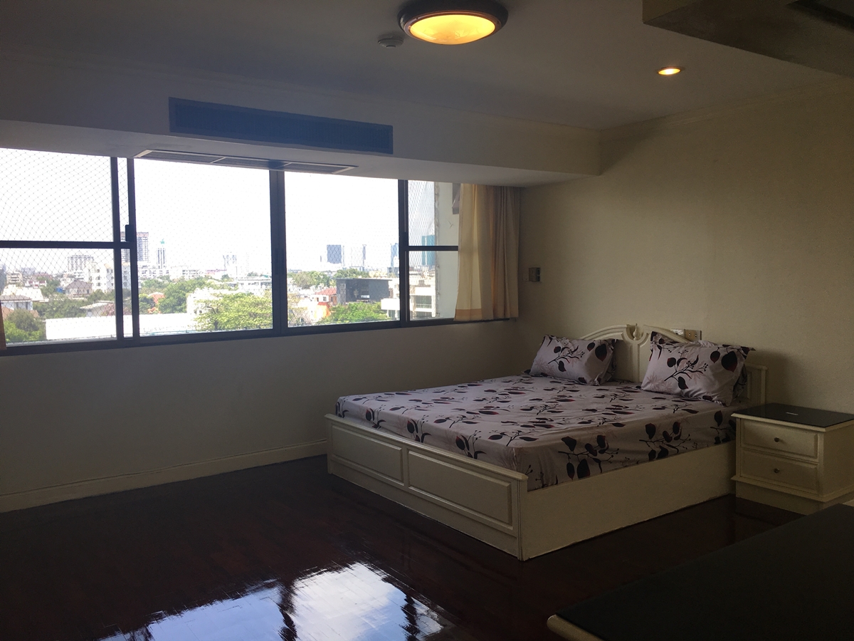 ขายเพนท์เฮ้าส์หรู โอเรียลเต็ล ทาวเวอร์ คอนโดมิเนียม (Oriental Towers Condominium) ซอยเอกมัย 12 (สุขุมวิท 63) ใกล้ดองกิ มอลล์ ทองหล่อ เพียง 300 เมตร