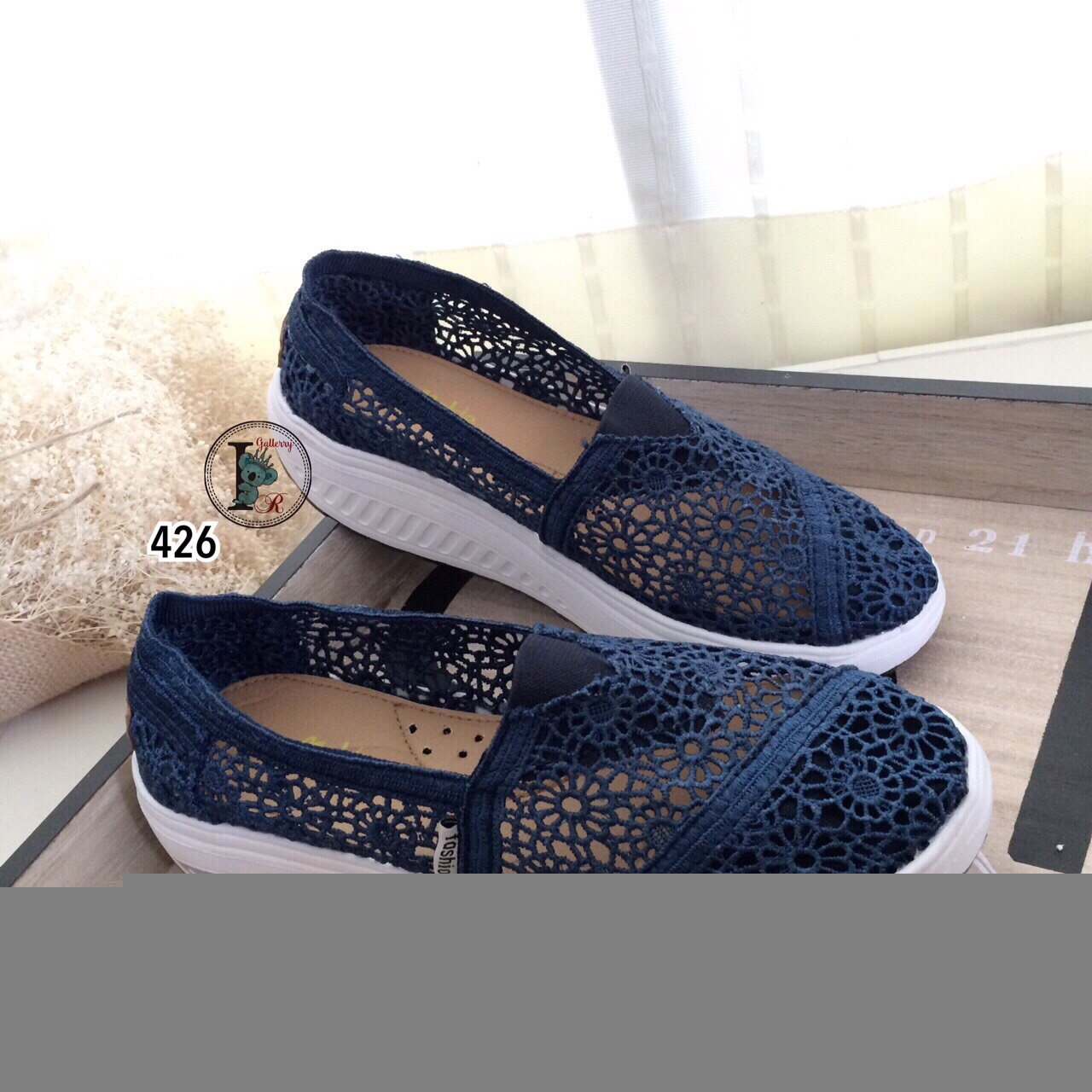 รองเท้าผ้าใบลูกไม้ถักเสริมส้น (สีครีม)