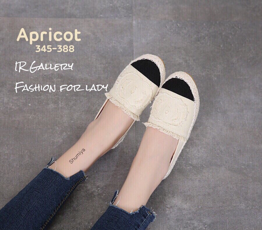 รองเท้าทรงสวมปักลาย (สีครีม)