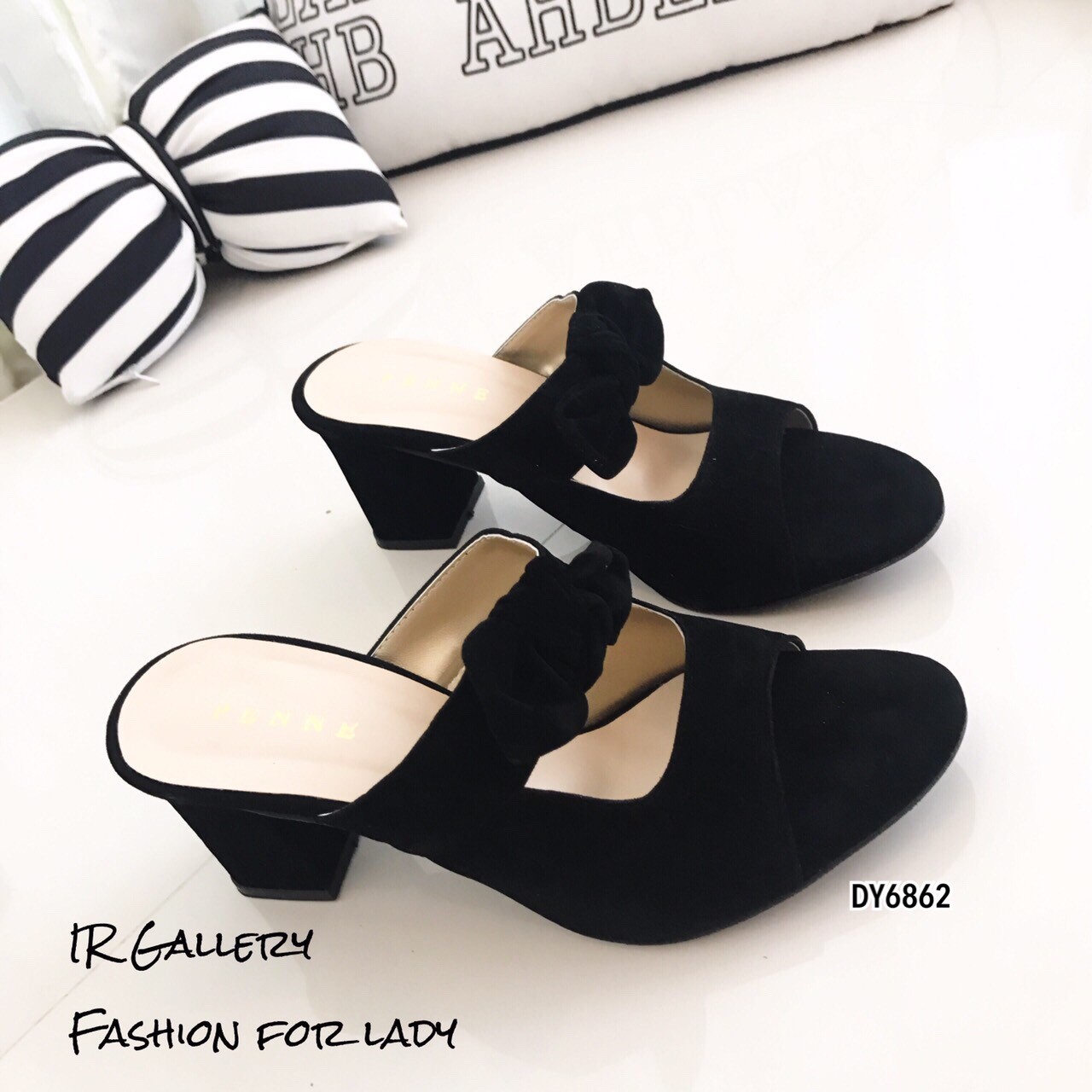 รองเท้าเปิดส้นแต่งโบว์กำมะหยี่ (สีดำ)