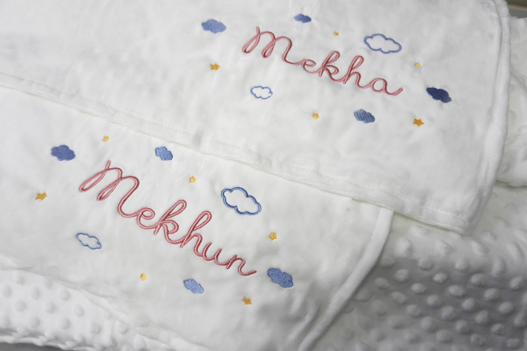 ผ้าห่ม Minky - สีขาว 75x100cm แบบปักชื่อ+icon - Cloud