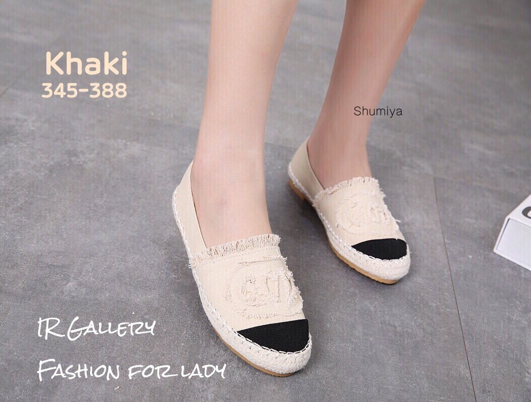 รองเท้าทรงสวมปักลาย (สีครีม)