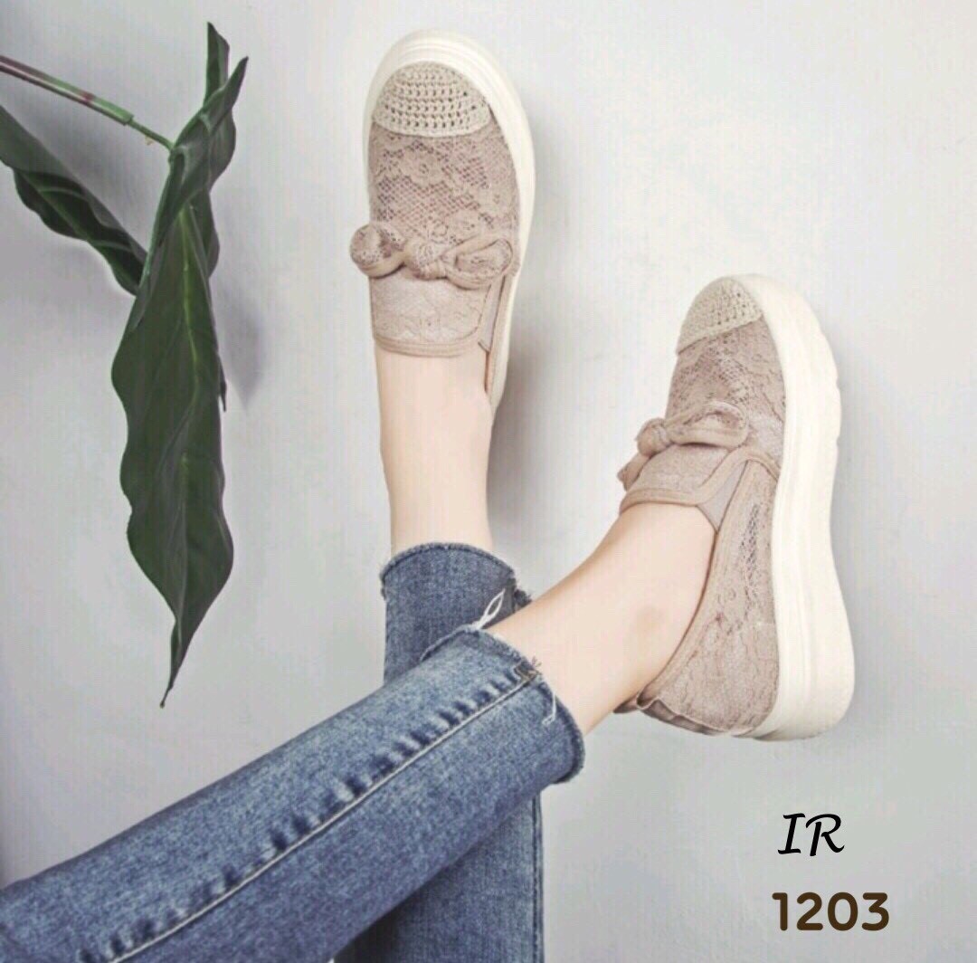 รองเท้าผ้าใบลำลองผ้าลูกไม้ (สีดำ)