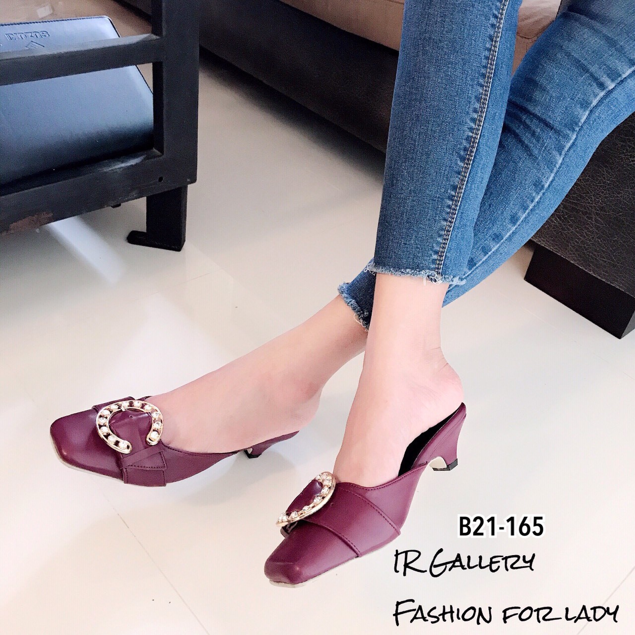 รองเท้าส้นเตี้ยเปิดส้นแต่งอะไหล่ (สีดำ)