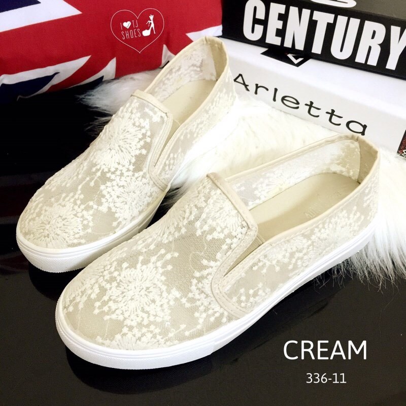 พร้อมส่ง : รองเท้าลูกไม้สไตล์ givenchy (สีครีม)