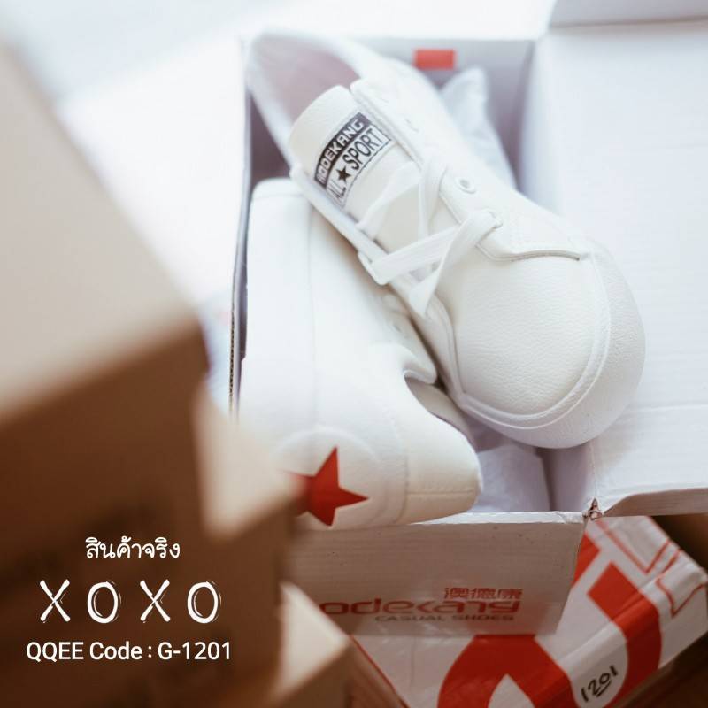 รองเท้าผ้าใบแต่งลายดาวหลัง (สีดำ)